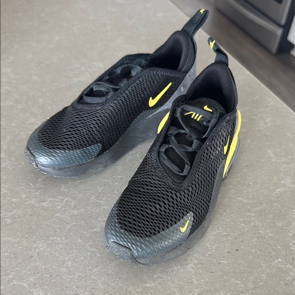 Nike Kids Black and Yellow Sneakers - Picture 4 of 4